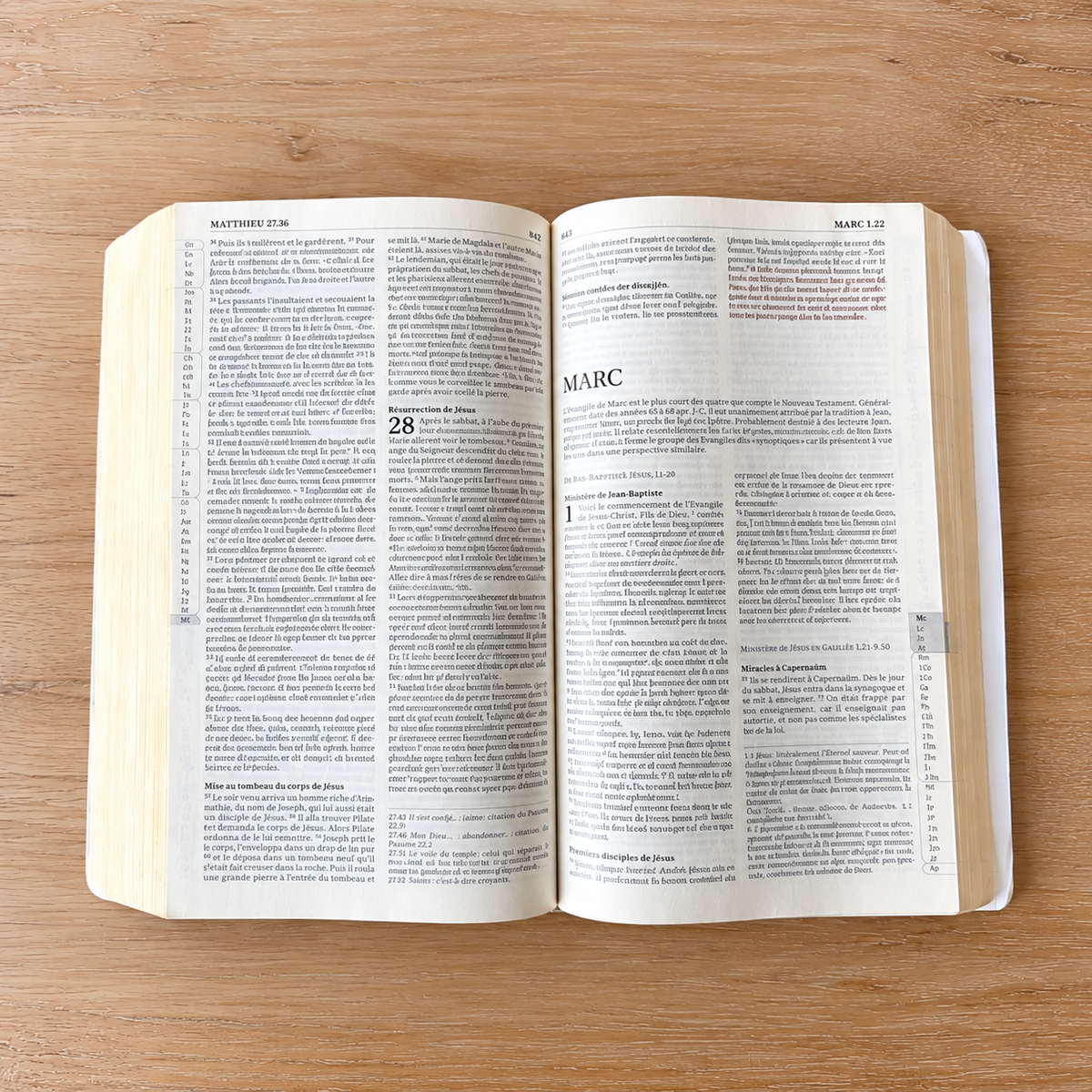 Bible papier ouverte sur l’Évangile selon Matthieu